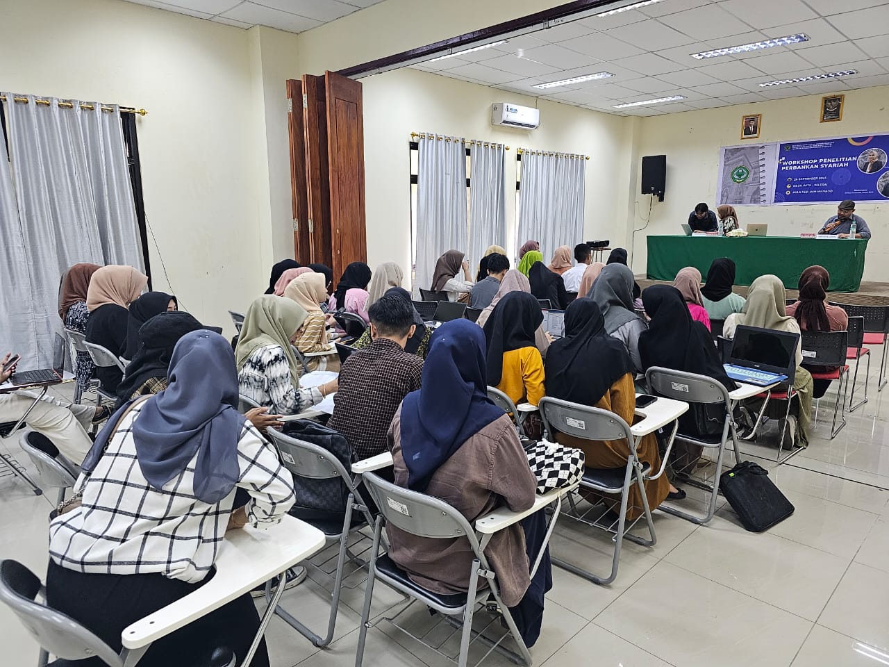 Peningkatan Mutu Akademik : "Workshop Metodologi Penelitian Prodi Perbankan Syariah" Selasa 26 September 2023, Fakultas Ekonomi dan Bisnis Islam menggelar kegiatan peningkatan mutu akademik yakni Workshop Metodologi Perbankan Syariah yang diselenggarakan di Aula FEBI. Kegiatan tersebut dibuka langsung oleh dekan FEBI Dr. Radlyah Hasan Jan, M.Si yang dalam sambutannya menyampaikan bahwa pentingnya kegiatan ini dilaksanakan dalam rangka meningkatkan kemampuan mahasiswa dalam menyusun karya ilmiah, sehingga dalam proses penyusunan skripsi tidak mengalami kesulitan dalam menerapkan metode yang benar.